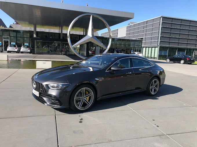 Voiture grise Mercedes-Benz AMG GT43
