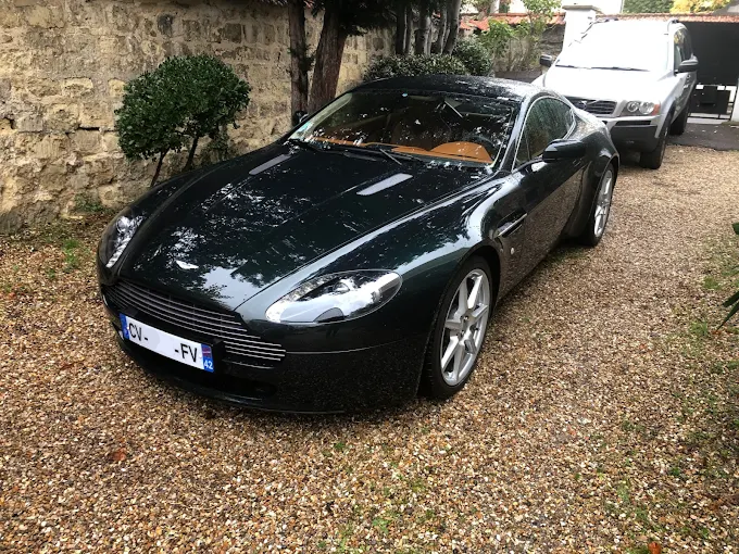 Voiture noire Aston Martins V8 Vantage